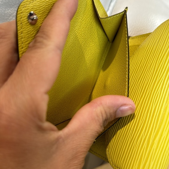 LV Marie-Lou Compact Wallet Pistache
new condition. No tags. Authentic. - Picture 13 of 17